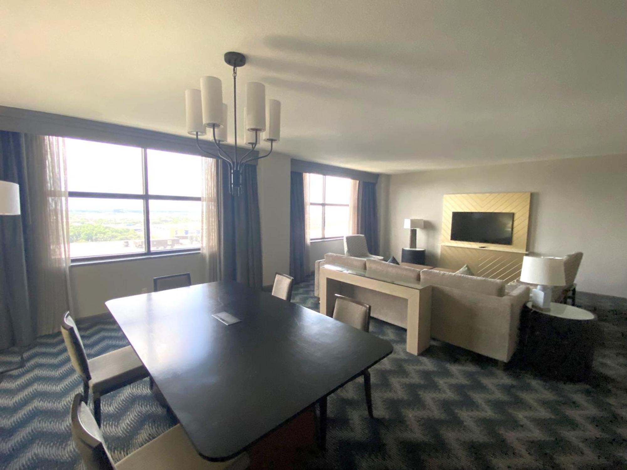 Hotel Hilton Houston North Esterno foto
